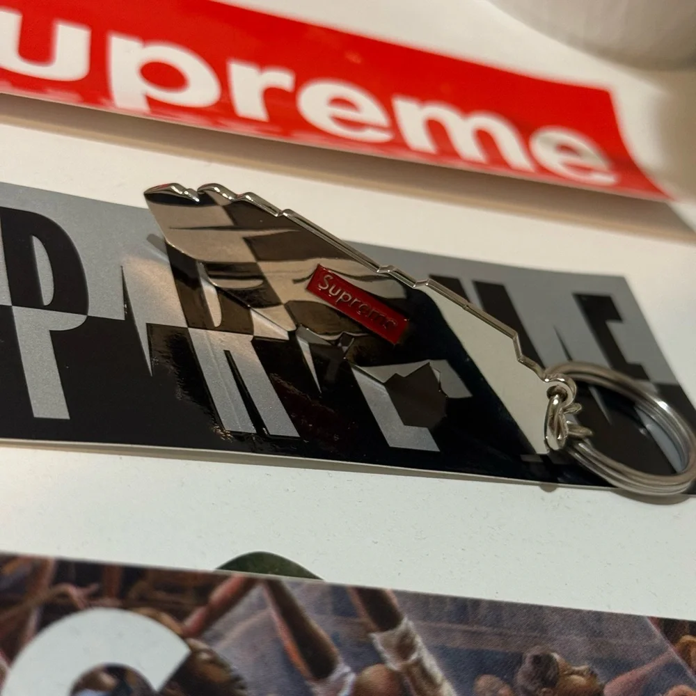Supreme Delta Logo Keychain Black - Picture 2 of 3